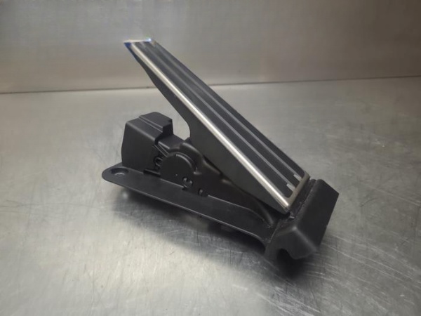 resimler/genel/PORSCHE PANERAMA 2015 GAZ PEDALI ORJİNAL 976723507