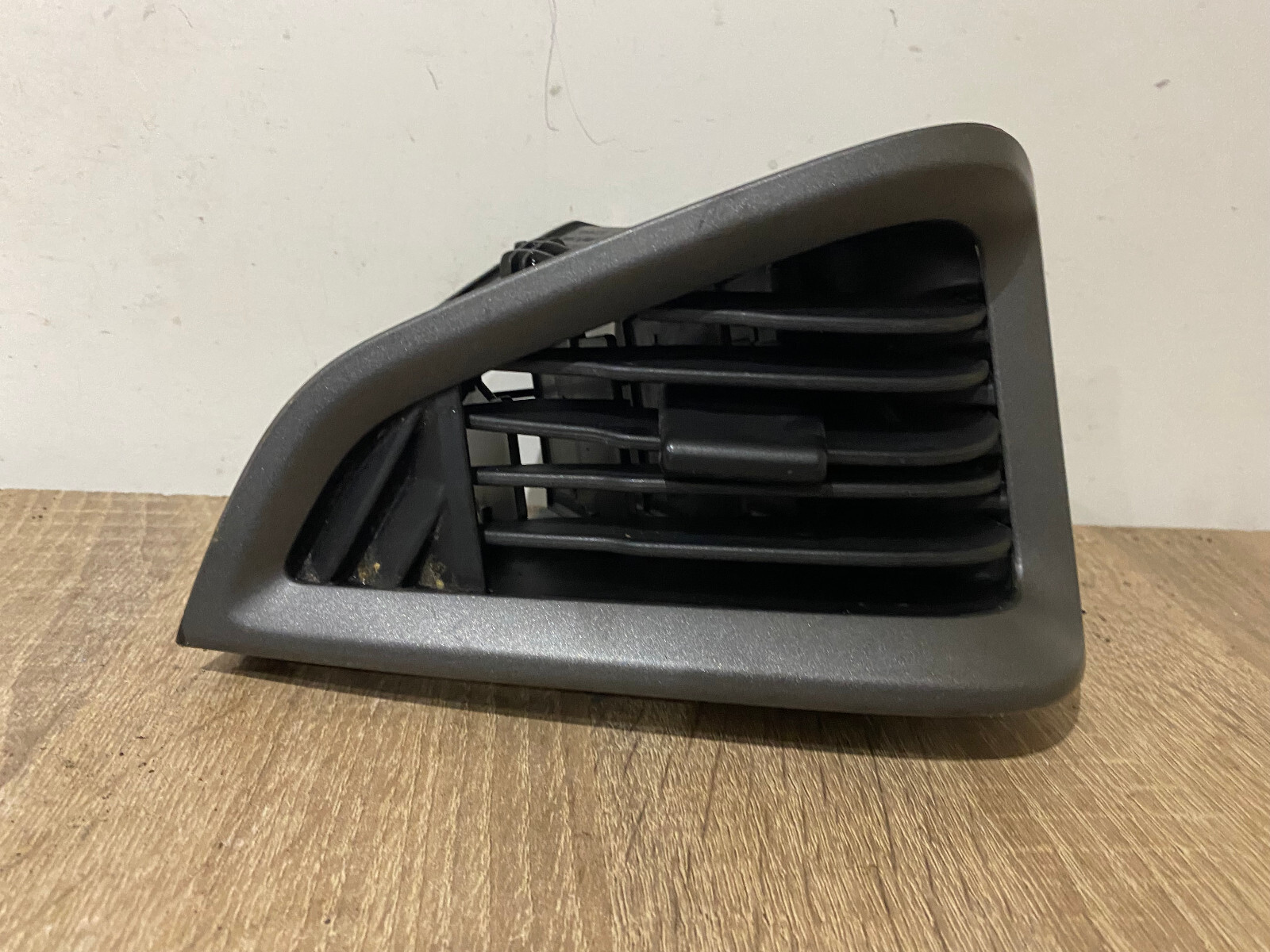 resimler/genel/Ford Transit Custom 2012-2023 ns yolcu sol gösterge paneli havalandırma menfezi bk21 v018b09 AA3BMD (FRDADM)