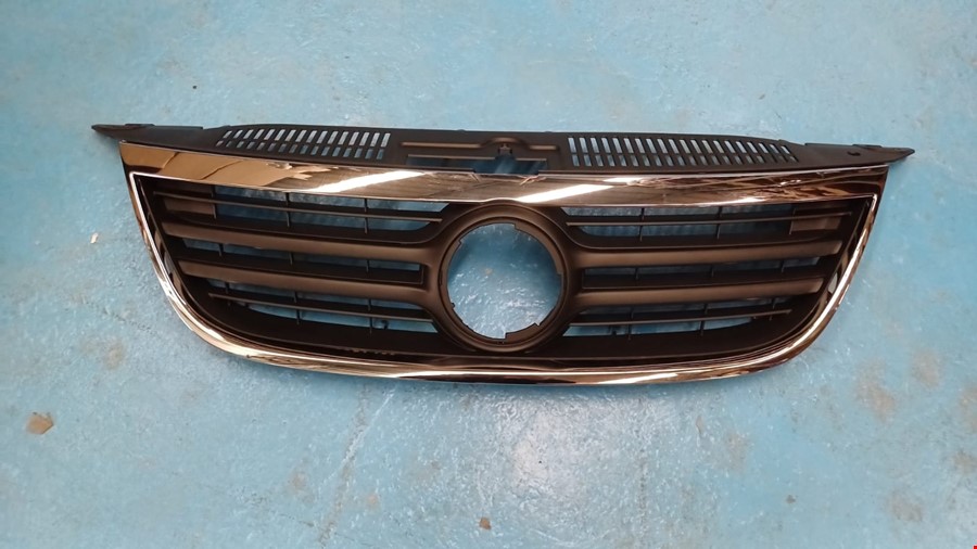 ÖN PANJUR (KROM ÇERÇEVE İÇİ SİYAH) TİGUAN 2009-